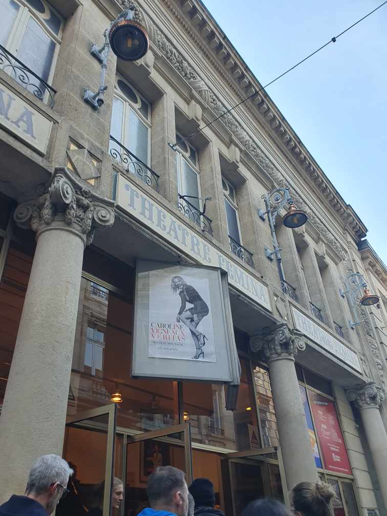 Façade du Théâtre Fémina de Bordeaux avec l'affiche du spectacle In Vigneaux Veritas
